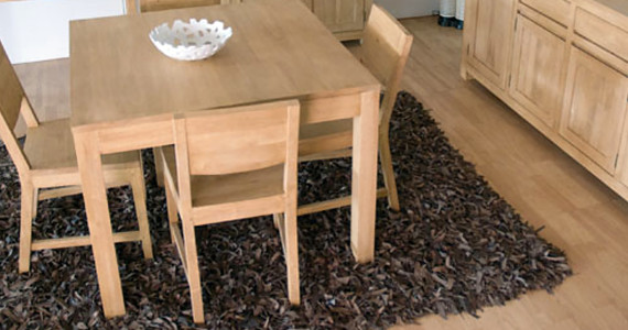 Grande table carrée en bois massif contemporaine