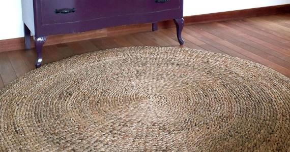 Voici un grand tapis rond tressé pour une touche végétale