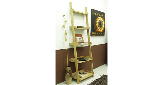 Étagère en bois clair écologique et peu encombrante, adossée contre un mur, avec livres et magazines sur ses étagères. Plusieurs