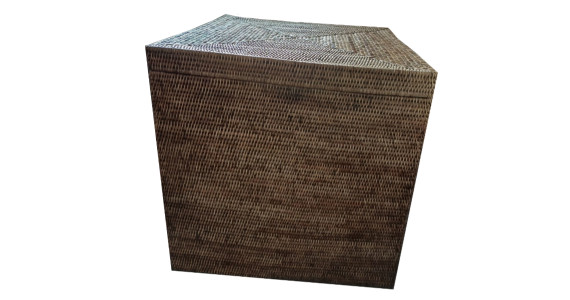 Grand coffre en rotin avec couvercle, travail soigné, forme cubique avec renfort couvercle.
