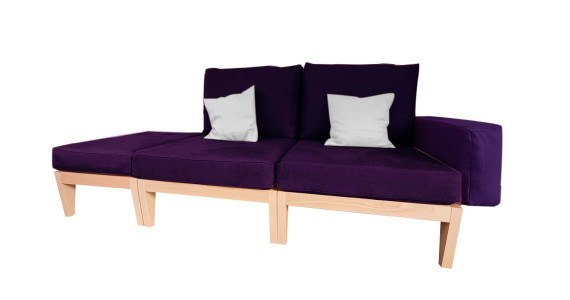 Canapé modulable en bois naturel avec assises et dossiers en chanvre naturel aubergine BIO, structure épurée, légère et robuste.