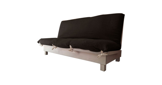 Banquette convertible en lit avec dossier relevé et coussins noirs sur une base en bois clair, ties décoratives sur le pourtour.