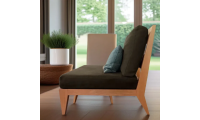 Fauteuil en bois naturel avec assise et dossiers naturels en lin café dans une ambiance zen. Accoudoir et appui-tête en accessoi