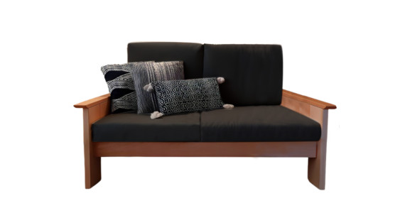 Canapé deux places en bois massif avec coussins café en lin français cousu à Grenoble. BIO certifié