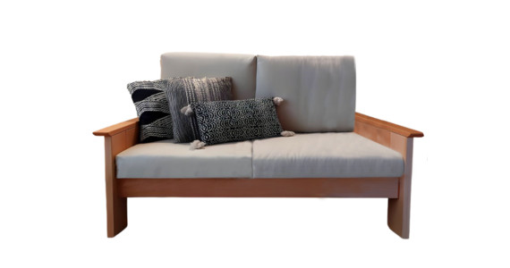 Canapé en bois naturel avec revêtement en chanvre beige et trois coussins décoratifs noirs et gris, design Made in France bio