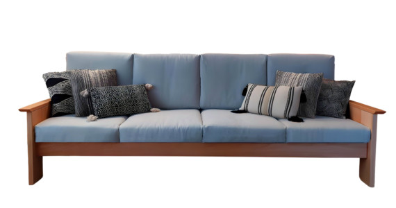 Canapé XXL en bois de hêtre massif aux lignes légères avec coussinsen chanvre bleu clair. Style moderne, artisanat français bio.