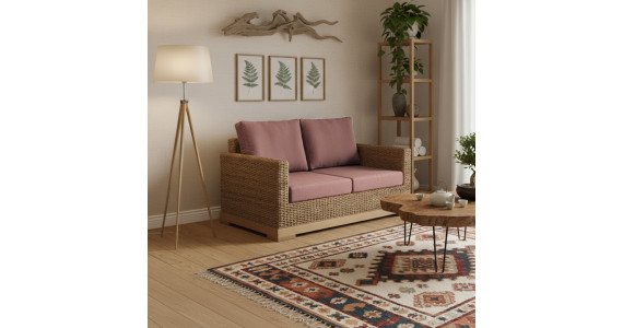 Petit canapé bio et naturel avec assises roses, structure en jacinthe d'eau tressée, ambiance saine et cosy.