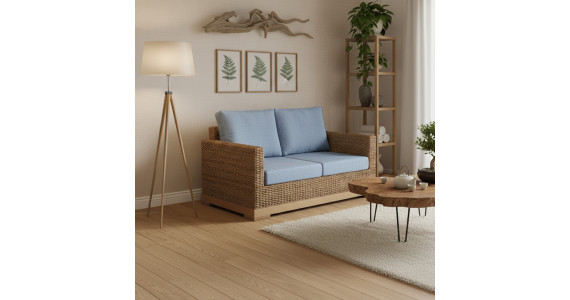 Petit canapé bio et naturel avec coussins bleu clair dans un salon cosy et sain.