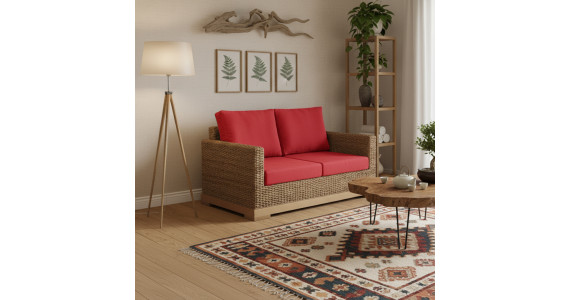 Petit canapé bio et naturel avec coussins rouges dans un salon chaleureux au look éco-conçu, cadre en rotin, sans traitement ni