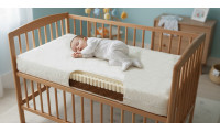 Un bébé qui dort sur un matelas en latex et fibre de coco - matériaux intérieurs visibles