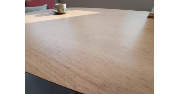 Détail plateau de table en hévéa massif huilé