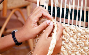 Tissage d'une tresse de jacinthe d'eau